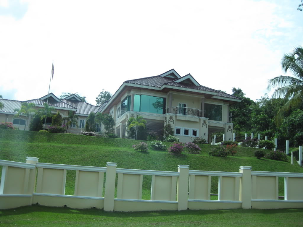 Những ngôi nhà ở Brunei đều được Nhà nước cung cấp cho người dân