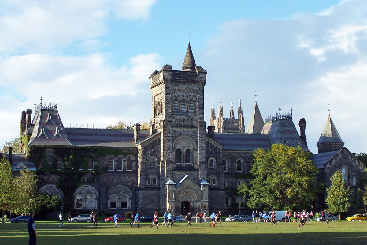 Địa điểm du học thứ 2 là Đại học Toronto