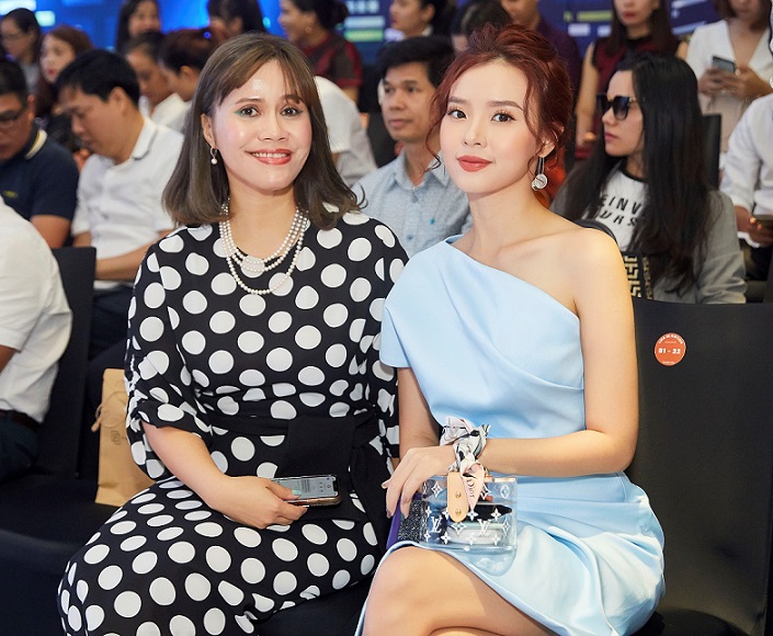 Bà Trần Hoàng Phú Xuân - Tổng Giám đốc Faslink (trái) cùng diễn viên Midu (phải) 