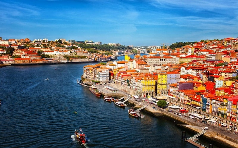 Bồ Đào Nha là một trong những quốc gia lâu đời nhất thế giới với lịch sử hơn 800 năm. Những nét truyền thống và đặc điểm văn hóa đã ấn định tính đặc trưng của đất nước này. 