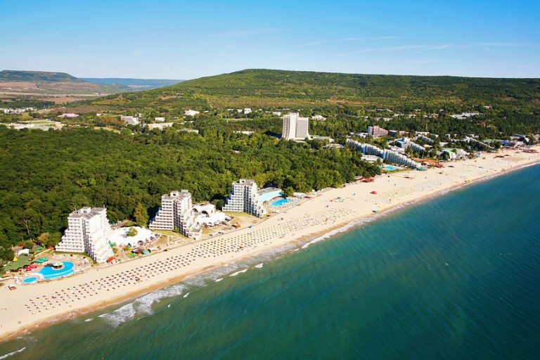 Nhiều nhà đầu tư nước ngoài đã mua nhà ở Bulgaria để đầu tư hoặc mua nhà để ở, đặc biệt là dọc theo các khu vực ven biển và các khu nghỉ mát trên đồi.
