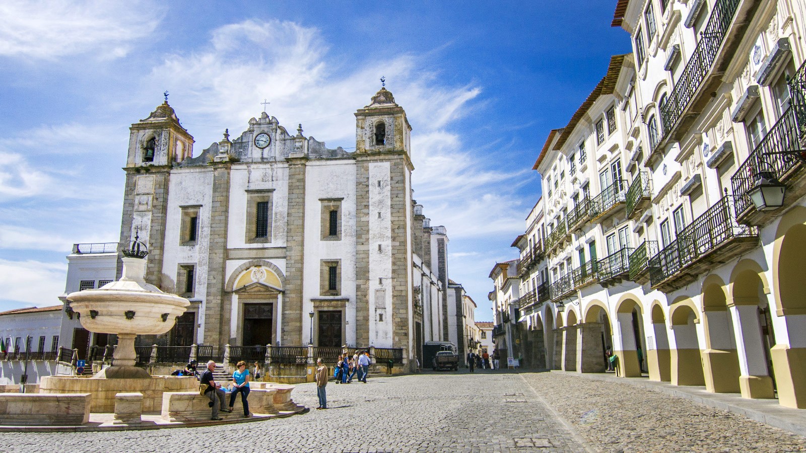 Quảng trường chính tại Evora, Bồ Đào Nha
